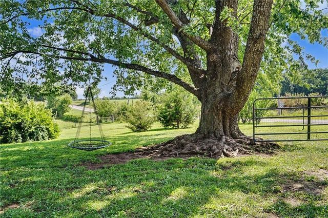 1748 E 800th Road, Lawrence, KS 66049