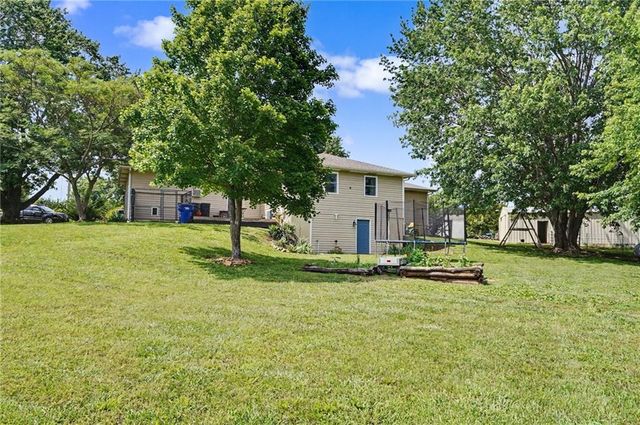 1748 E 800th Road, Lawrence, KS 66049