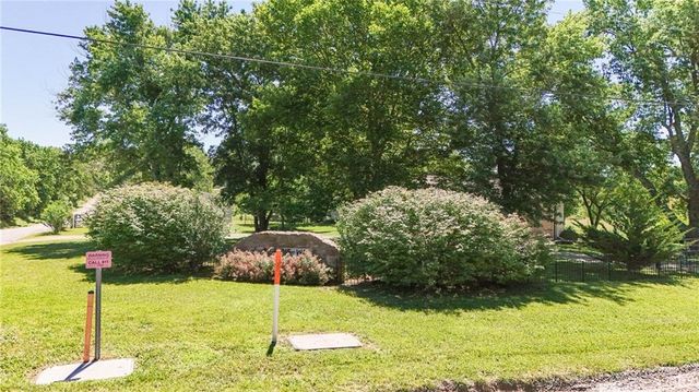 1748 E 800th Road, Lawrence, KS 66049
