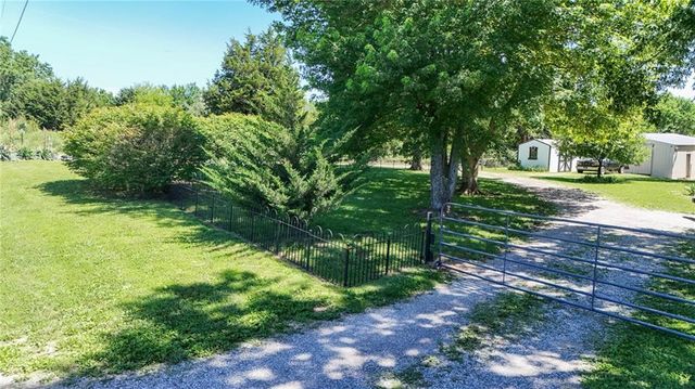 1748 E 800th Road, Lawrence, KS 66049
