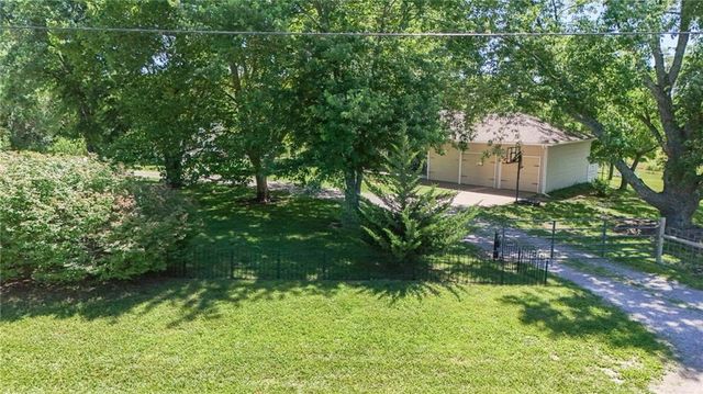 1748 E 800th Road, Lawrence, KS 66049