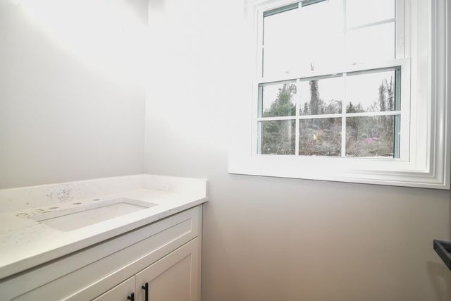 19 Mammoth Road, Hooksett, NH 03106