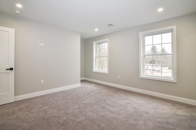 19 Mammoth Road, Hooksett, NH 03106