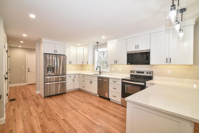 19 Mammoth Road, Hooksett, NH 03106