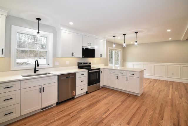 19 Mammoth Road, Hooksett, NH 03106