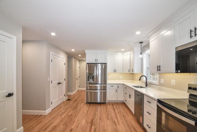 19 Mammoth Road, Hooksett, NH 03106