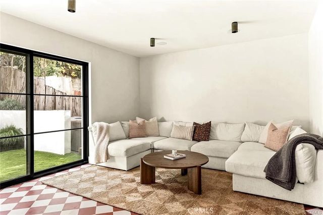 738 San Lorenzo, Santa Monica, CA 90402