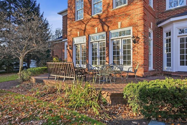 16 Wiveliscombe, New Albany, OH 43054