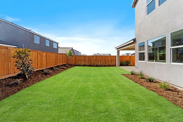 1046 Springtime Avenue, Clovis, CA 93619