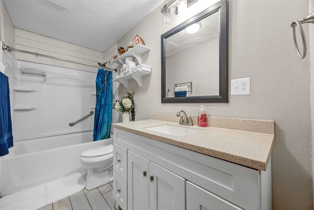 1613 13th St, Coralville, IA 52241