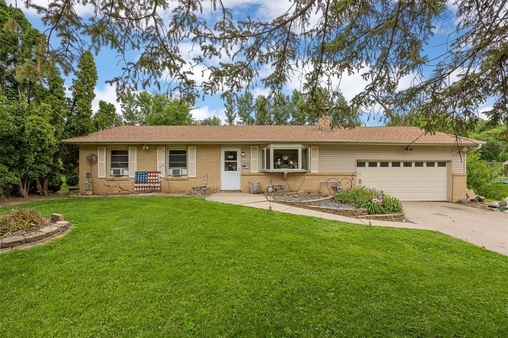 1613 13th St, Coralville, IA 52241