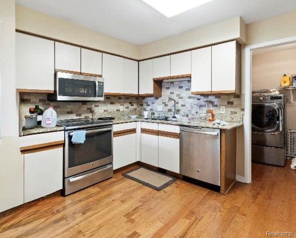 6693 Maple Lakes Drive 62, West Bloomfield Charter Township, MI 48322