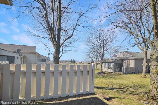 12113 Lexington Drive, Green Oak Township, MI 48178
