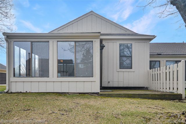 12113 Lexington Drive, Green Oak Township, MI 48178