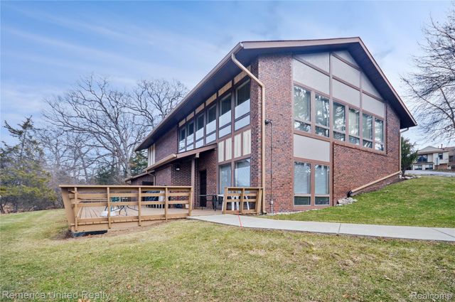 12113 Lexington Drive, Green Oak Township, MI 48178
