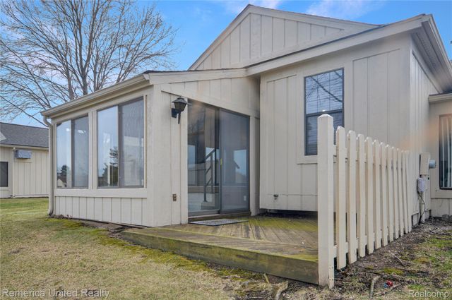 12113 Lexington Drive, Green Oak Township, MI 48178