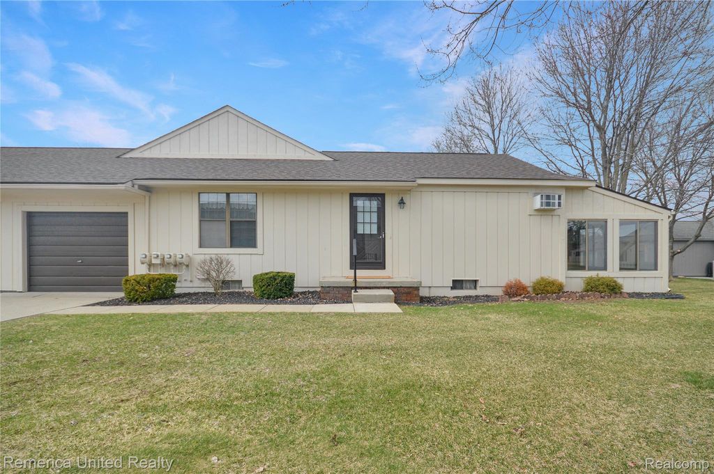 12113 Lexington Drive, Green Oak Township, MI 48178