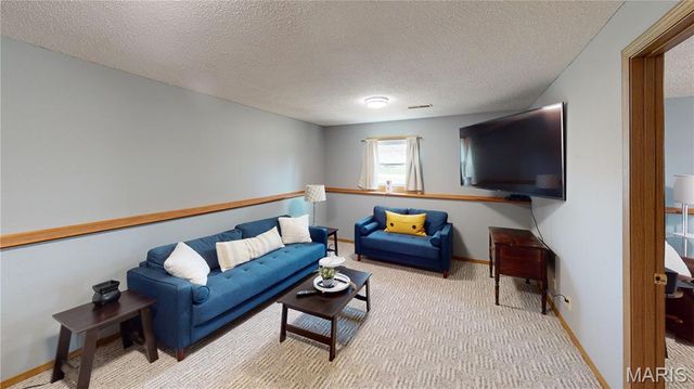 929 Holiday Point Parkway, Edwardsville, IL 62025