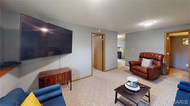 929 Holiday Point Parkway, Edwardsville, IL 62025