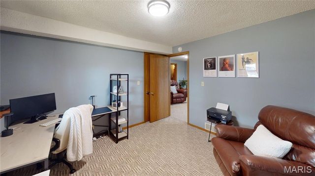 929 Holiday Point Parkway, Edwardsville, IL 62025