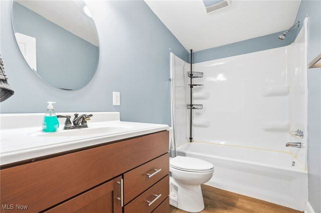 7279 SE Edie Hill Road, Uhrichsville, OH 44683