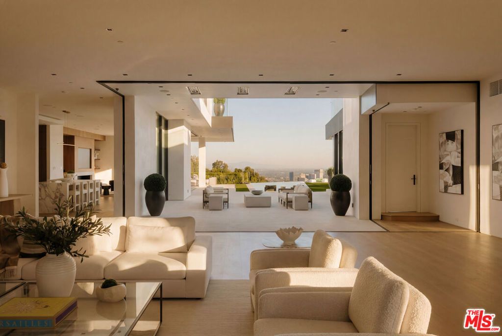 Image 4 of property listing at 11507 Orum Road, Los Angeles, CA 90049