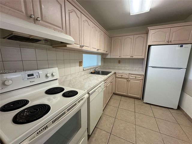 8635 NW 8th St 320, Miami, FL 33126