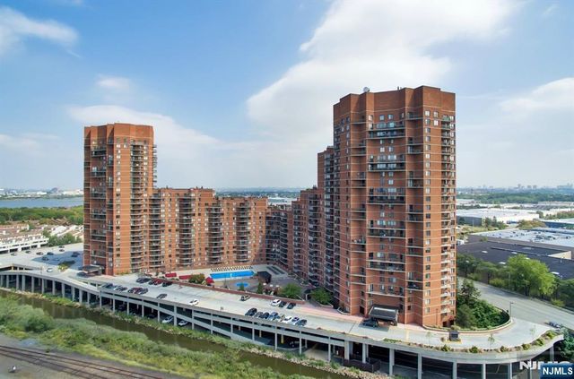 418 Harmon Cove Tower, Secaucus, NJ 07094