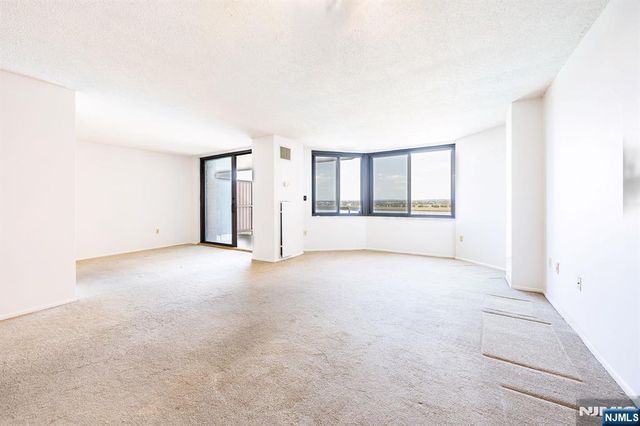 418 Harmon Cove Tower, Secaucus, NJ 07094