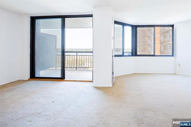 418 Harmon Cove Tower, Secaucus, NJ 07094