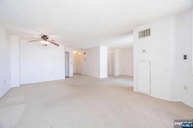418 Harmon Cove Tower, Secaucus, NJ 07094
