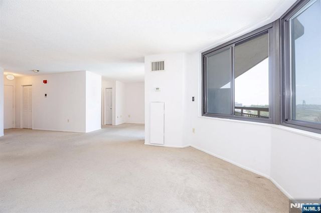 418 Harmon Cove Tower, Secaucus, NJ 07094