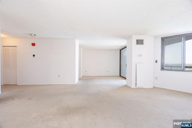 418 Harmon Cove Tower, Secaucus, NJ 07094
