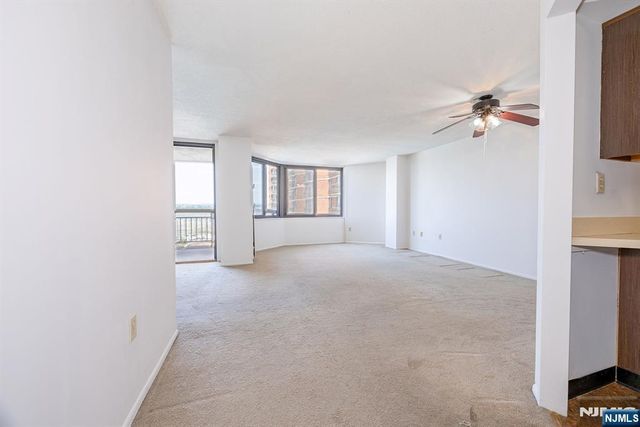 418 Harmon Cove Tower, Secaucus, NJ 07094