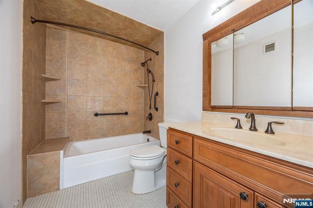 418 Harmon Cove Tower, Secaucus, NJ 07094
