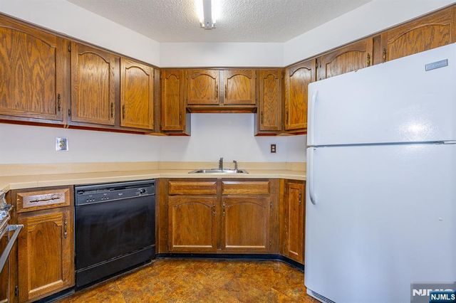 418 Harmon Cove Tower, Secaucus, NJ 07094