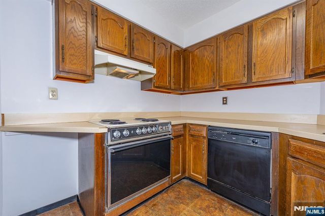 418 Harmon Cove Tower, Secaucus, NJ 07094