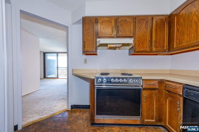 418 Harmon Cove Tower, Secaucus, NJ 07094