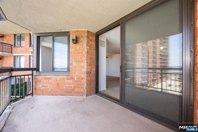 418 Harmon Cove Tower, Secaucus, NJ 07094