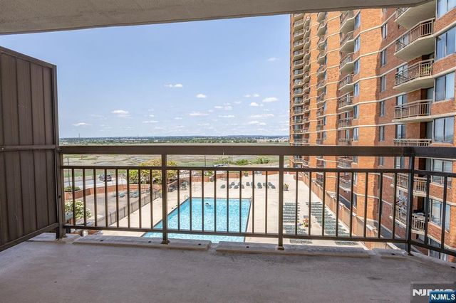 418 Harmon Cove Tower, Secaucus, NJ 07094