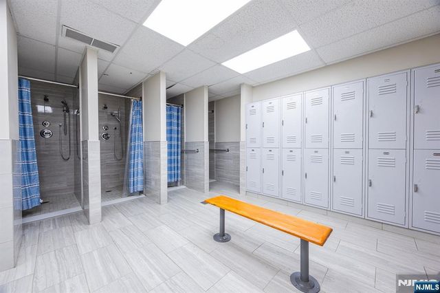418 Harmon Cove Tower, Secaucus, NJ 07094
