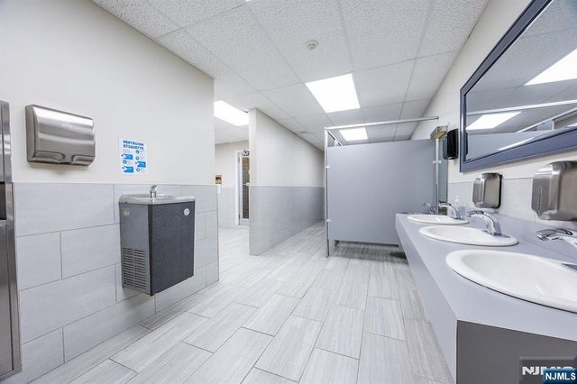 418 Harmon Cove Tower, Secaucus, NJ 07094