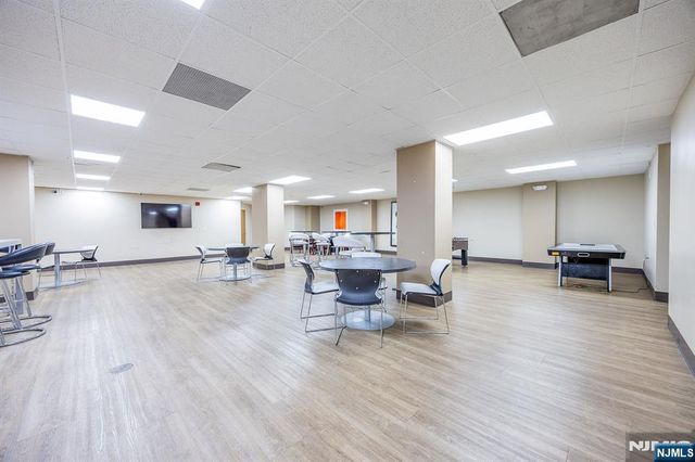 418 Harmon Cove Tower, Secaucus, NJ 07094