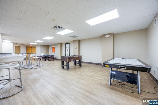 418 Harmon Cove Tower, Secaucus, NJ 07094