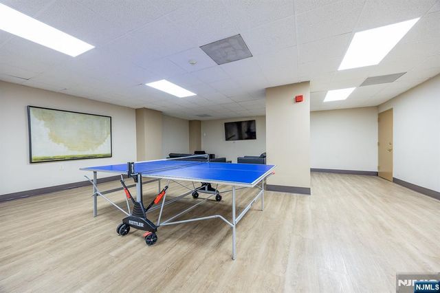 418 Harmon Cove Tower, Secaucus, NJ 07094
