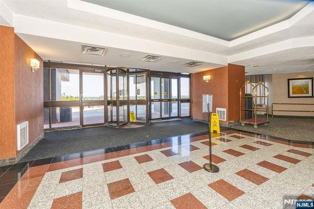 418 Harmon Cove Tower, Secaucus, NJ 07094