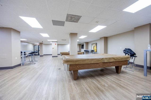 418 Harmon Cove Tower, Secaucus, NJ 07094