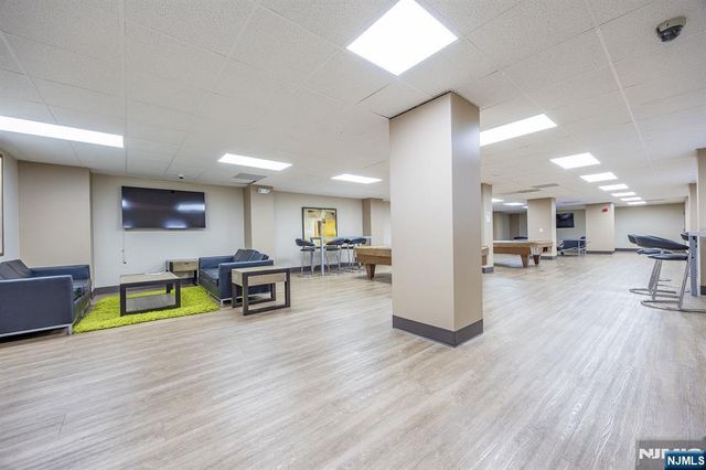 418 Harmon Cove Tower, Secaucus, NJ 07094