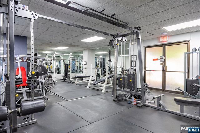 418 Harmon Cove Tower, Secaucus, NJ 07094