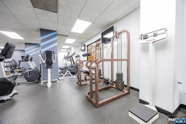 418 Harmon Cove Tower, Secaucus, NJ 07094